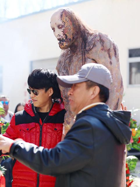 网剧《鬼吹灯》开机 胡八一靳东开撕红犼