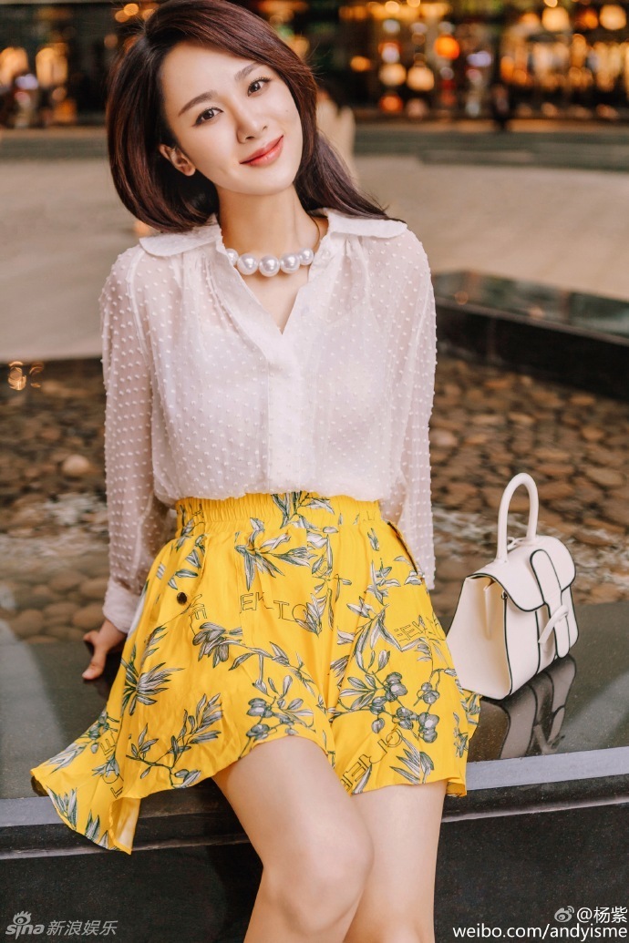 又瘦了!杨紫晒唯美街拍 歪头露甜笑美腿修长(图
