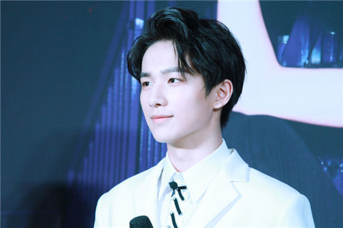 李宏毅18岁成人礼生日会 家人粉丝温馨齐送祝