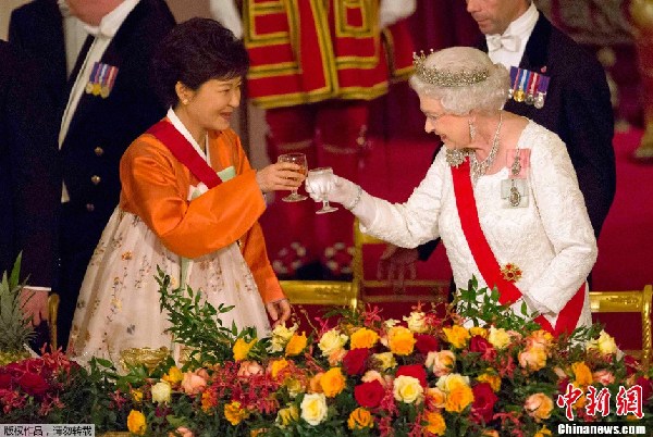 朴槿惠访问英国 与女王白金汉宫共进国宴 -- 贵