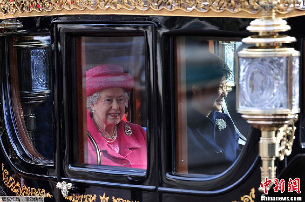 朴槿惠访问英国 与女王白金汉宫共进国宴 -- 贵