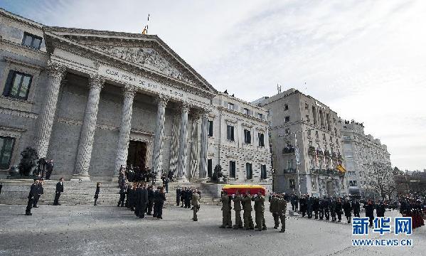 西班牙前首相遗体告别仪式举行