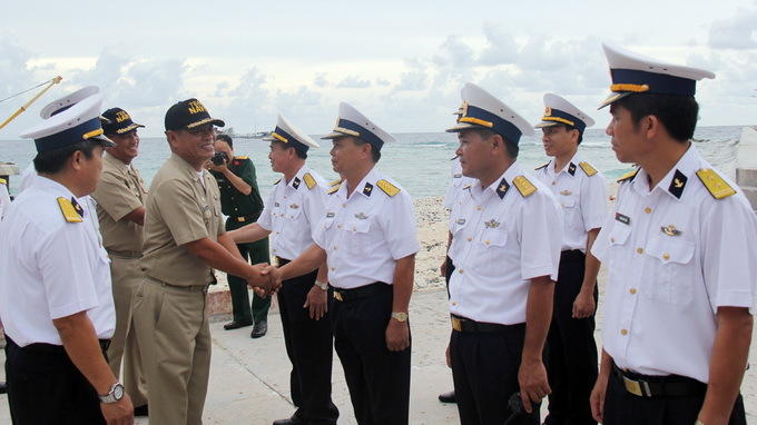 越南菲律宾海军在南沙中国岛礁上踢足球_图片