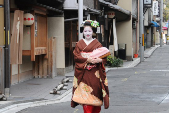 实拍日本京都艺妓的神秘生活 脸白似假人