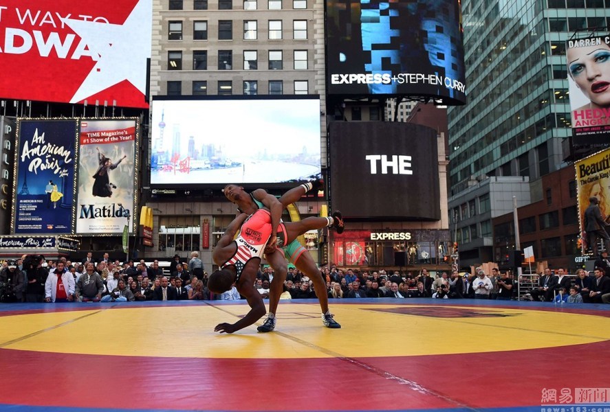 纽约时代广场上演美国古巴摔跤比赛