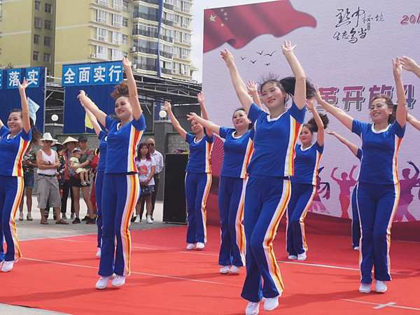 乌当区举行庆祝改革开放40周年广场舞展演活动