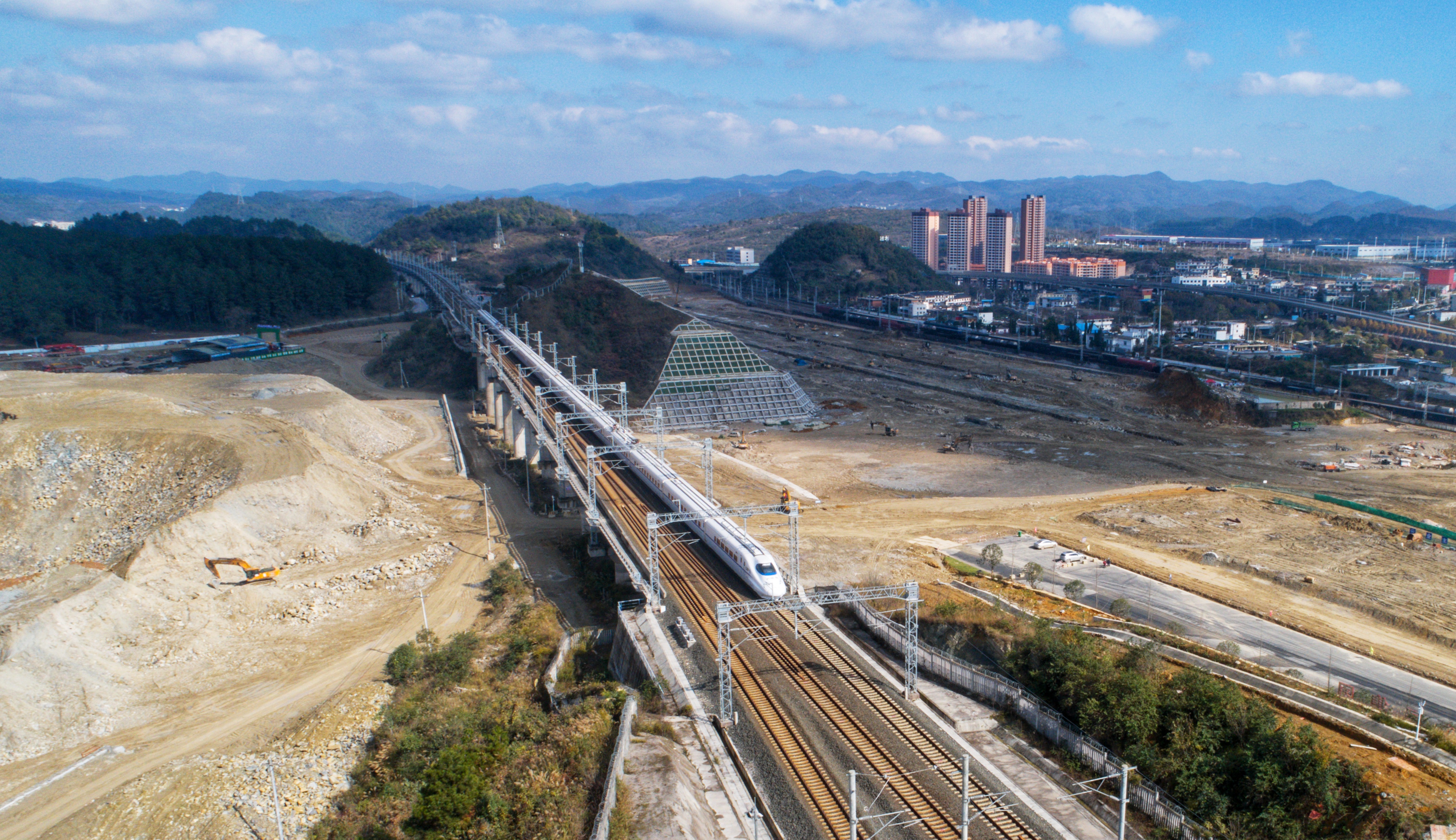 【市县融媒集中采访】贵州铁投都拉营国际陆海通物流港升级建设中