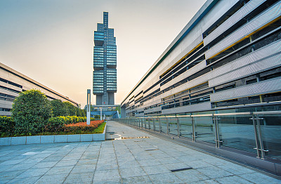 全国脱贫攻坚先进事迹巡回报告会在贵阳举行