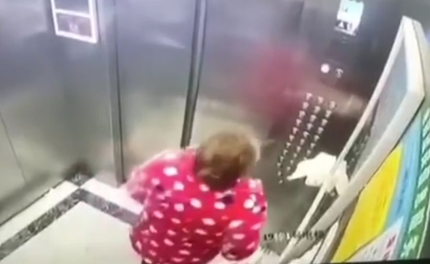 花果园一女子在电梯狂吐口水？视频在朋友圈疯传，真相是……