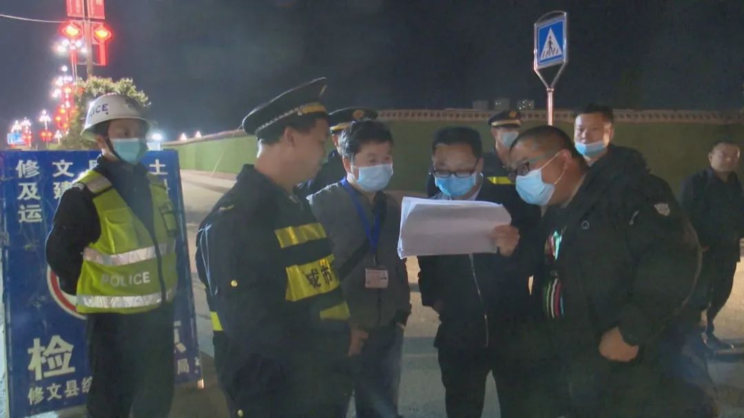 贵阳修文县多部门联合执法整治城区夜间扬尘污染