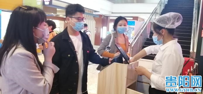 公筷机器人送菜 贵阳餐饮业迎来新“食”代