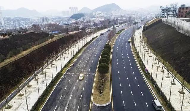 赵德明：建好数博大道产业大平台 加快推动贵阳贵安融合发展