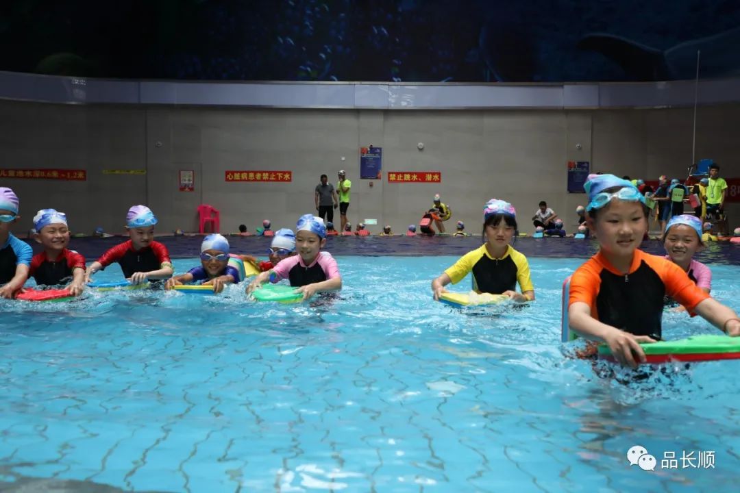 学生练习游泳长顺县第一小学教师朱仕美说: