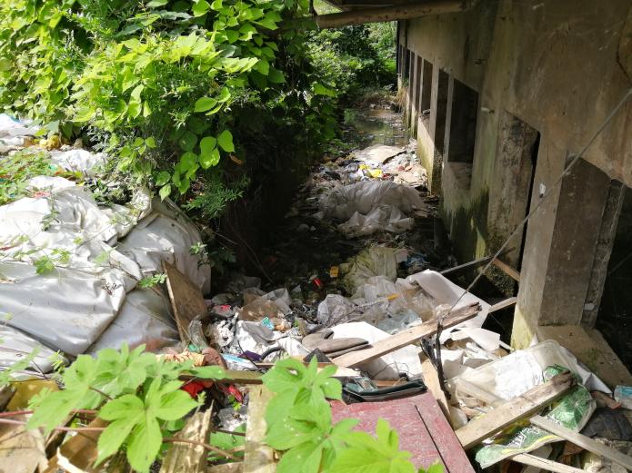镜头对准死角丨贵阳观山湖区上寨村一自建民房负一楼垃圾成堆