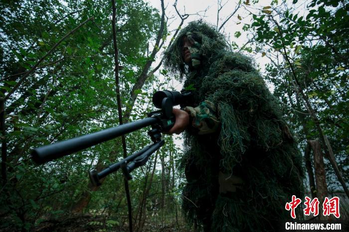 直击武警狙击手特训穿梭在山林间的战场幽灵