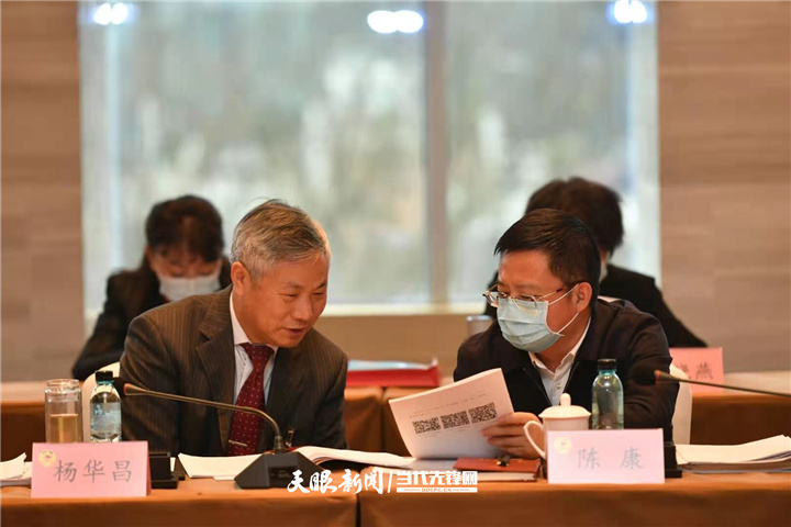 贵州省政协委员分组讨论“两院”工作报告