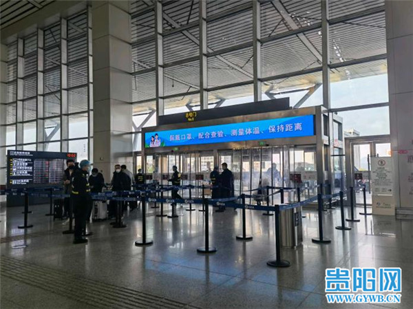 记者在现场看到,贵阳机场t2航站楼门口人流较少,且距离隔得较远,各个