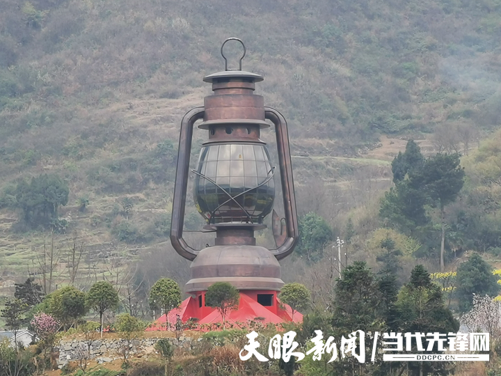 遵义苟坝游人如织体验红色文化