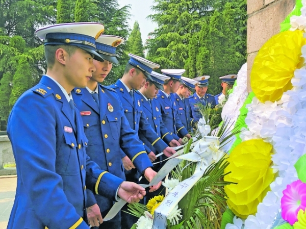 缅怀革命先烈 传承红色基因——白云区消防救援大队开展清明祭扫活动