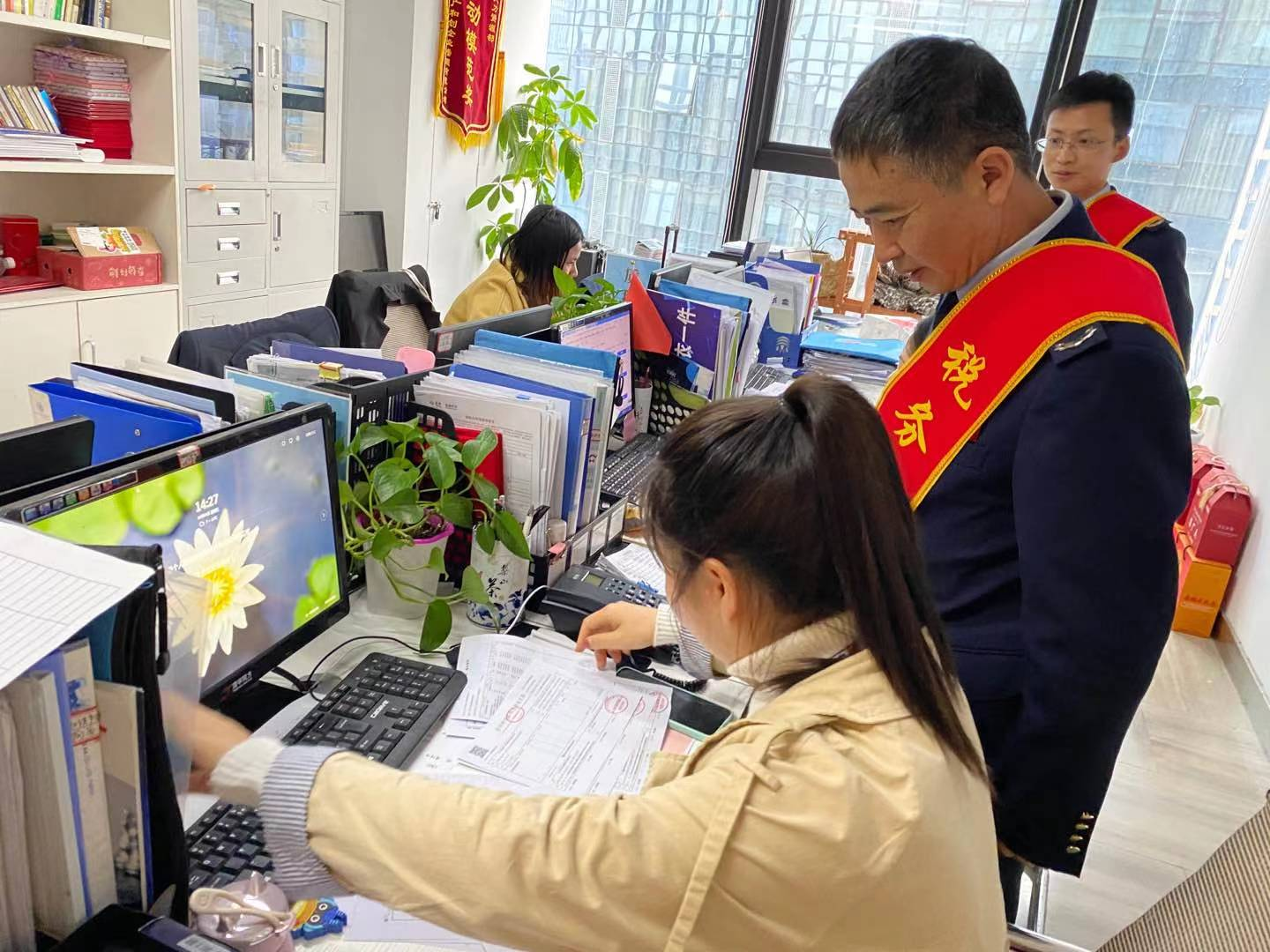 南明税务花果园分局积极开展税法宣传进企业便民服务