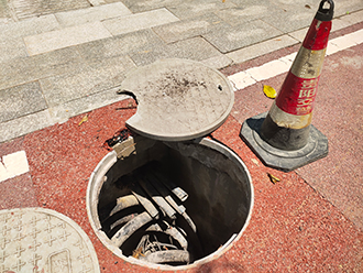 市民反映白云区一公交站旁井盖掉了！白云区市政所迅速处置！