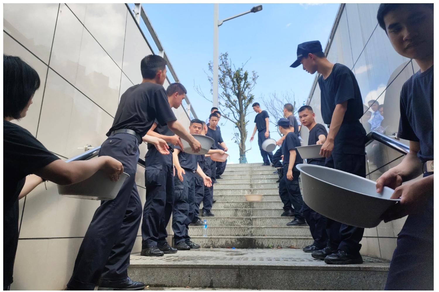 见龙洞路一地下通道被淹成“河”，周边师生自发排水！部门承诺：将加强管理保畅通！