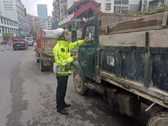 市民反映小区门口有货车违停！交警赶来：开出罚单+批评教育！