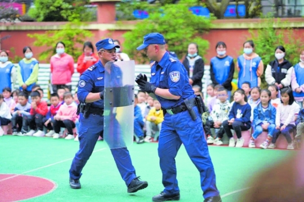 白云区第一幼儿园开展“安全进校园”主题活动