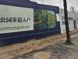 见龙洞路一处电缆“悬”在人行道上！部门及时处理排除隐患！