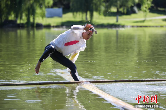 6月4日，杨柳在贵州遵义新蒲新区湿地公园练习独竹漂高难度动作时不慎滑落。 瞿宏伦 摄