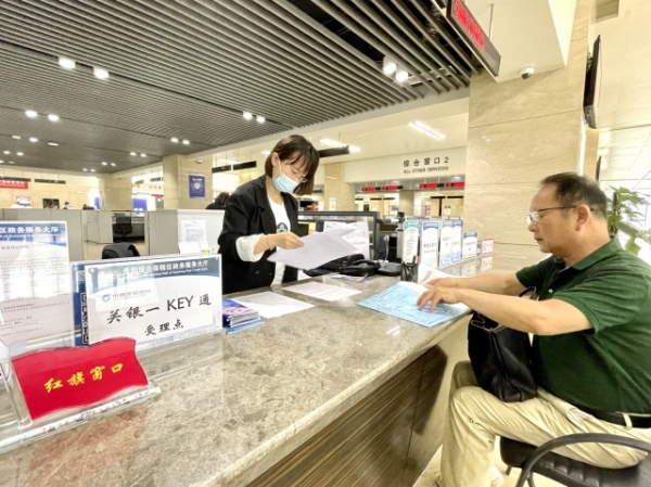 “贵人服务”细心暖心 办事群众省心舒心——贵阳综保区深入推进“我为群众办实事”实践活动一瞥