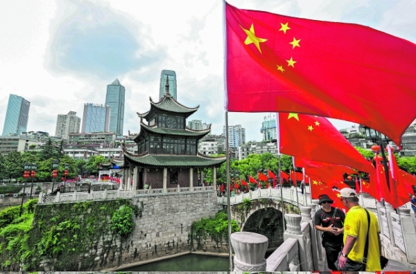 满城“中国红” 盛装迎“七一”