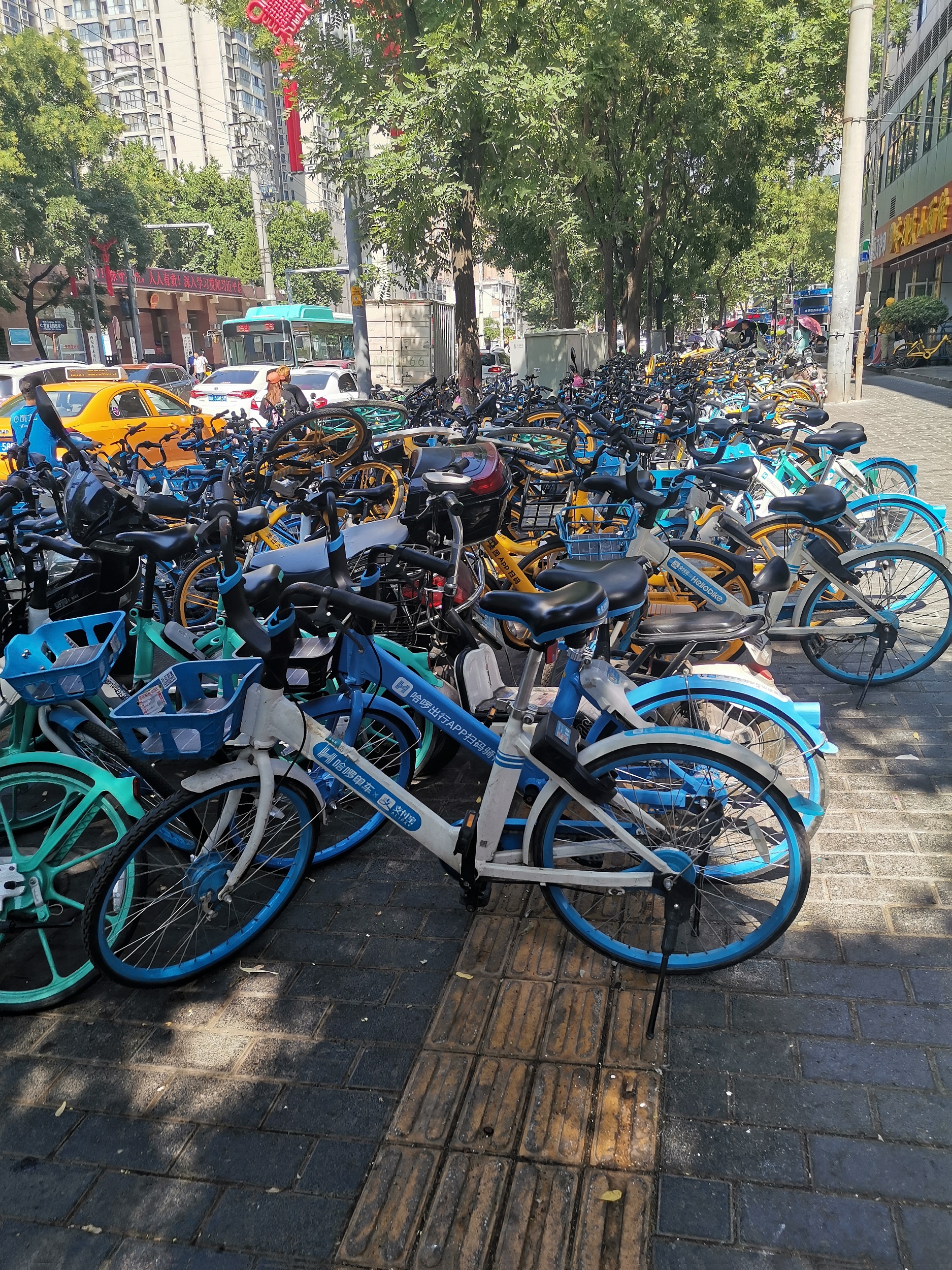 乌当区综合行政执法局专项整治人行道违停