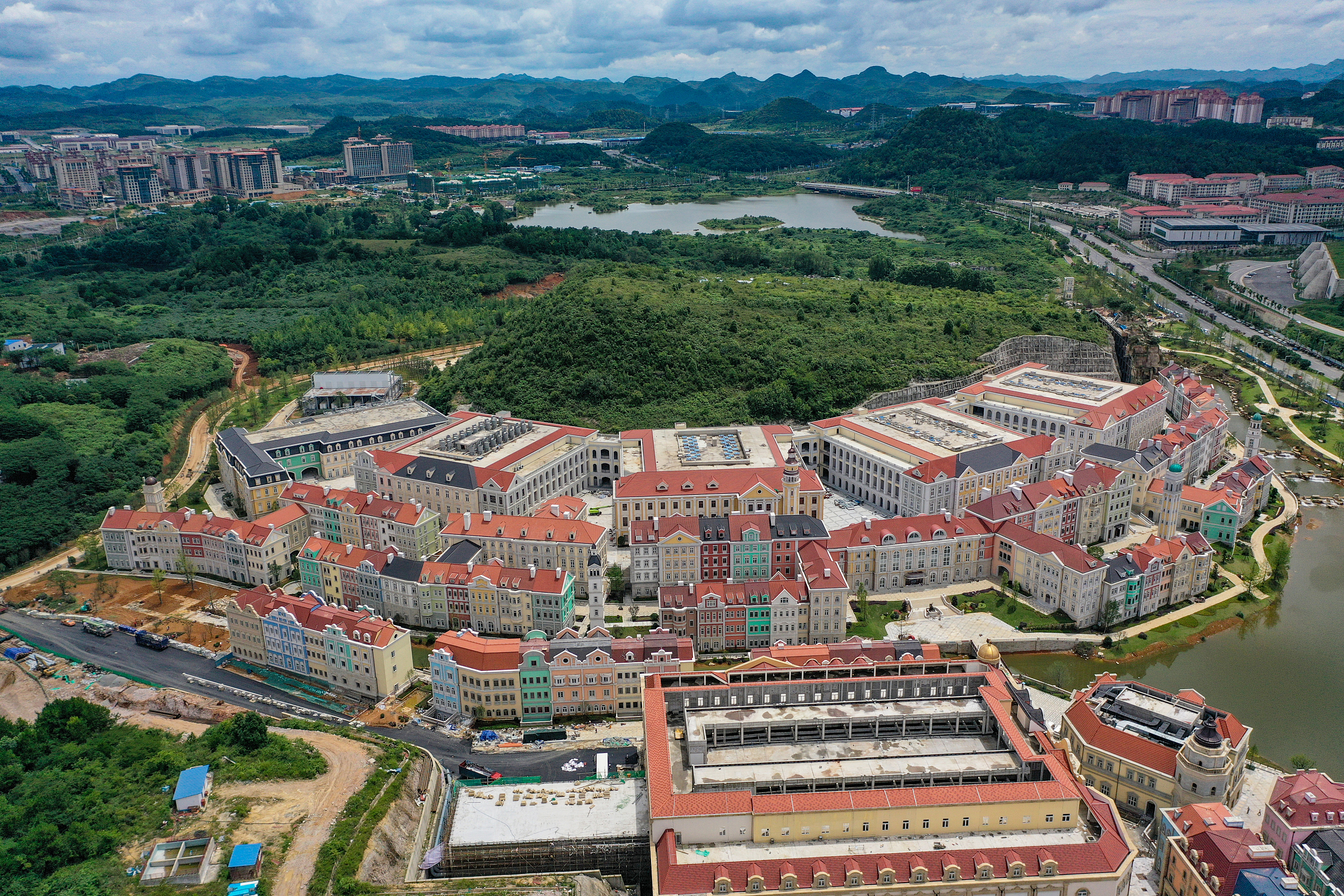 贵安新区举行全国文明城市巩固提升工作调度会