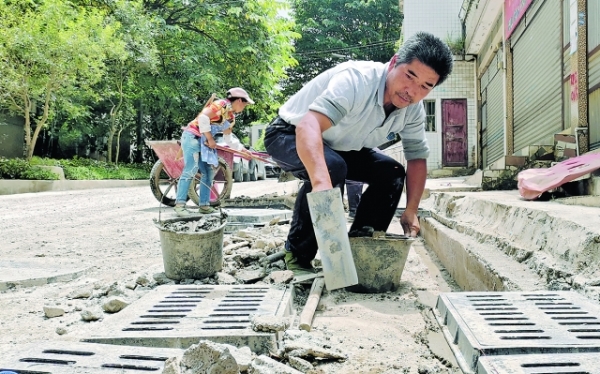 清镇市大力实施背街小巷改造工作—— 从打通“最后1公里”到打磨“最后1米”