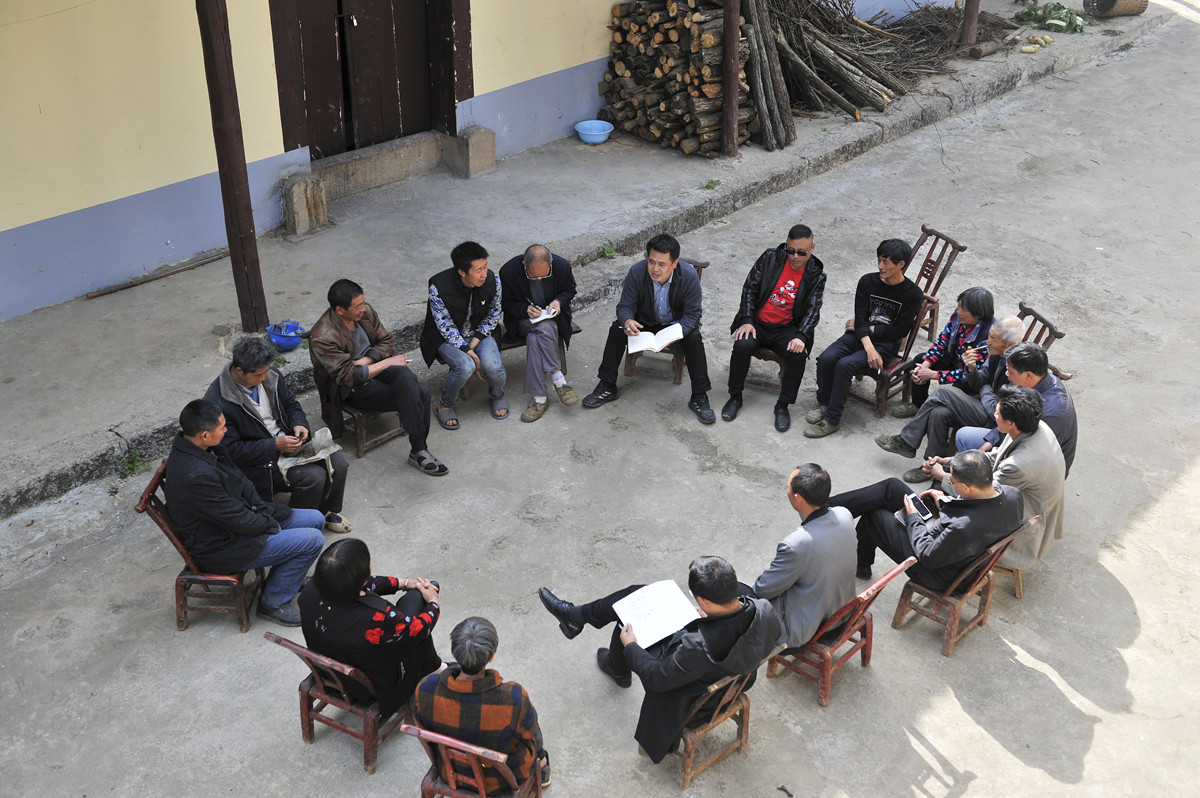 连开“院坝会” 收集“金点子” ——花溪区充分征求群众意见推进“三改”工作一瞥