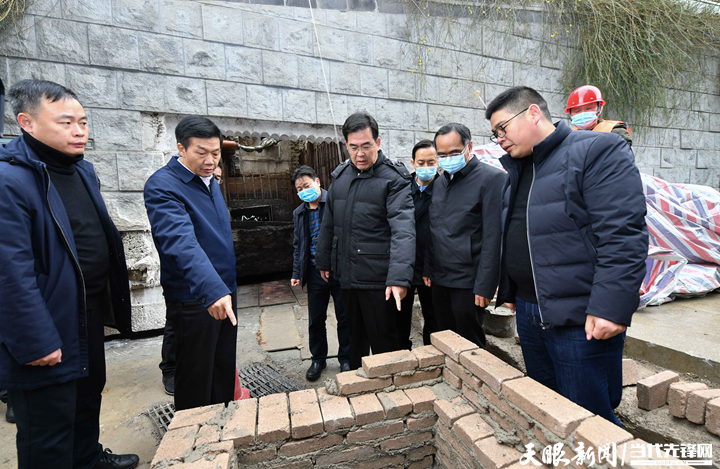 WEN_8568---图为李炳军在云岩区枣山大沟实地察看雨污分流改造项目建设进度。闻双摄.JPG