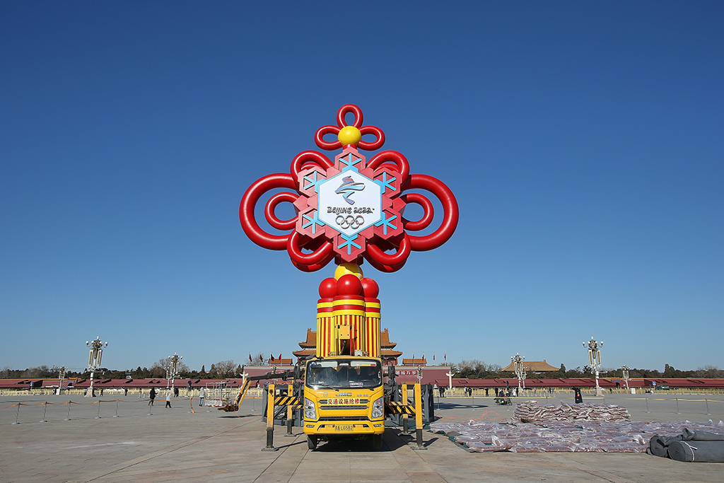 喜迎春节和冬奥 巨型中国结亮相北京天安门广场
