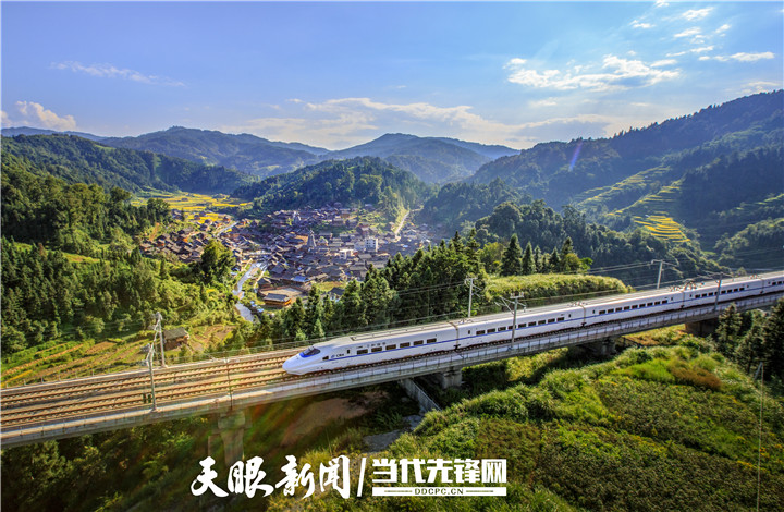 一列和谐号动车穿越在从江县境内。田健 摄（贵州图片库 发）.jpg