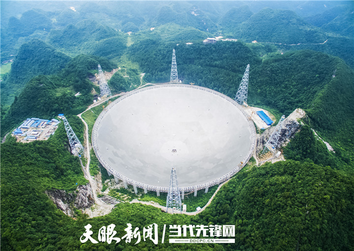 7月3日上午，位于贵州省黔南州平塘县大窝凼洼地的世界最大单口径射电望远镜——500米口径球面射电望远镜（FAST）完成最后一块反射面单元的吊装，历时11个月的主体工程正式完工。 杨俊波 邓刚 摄 (3).jpg