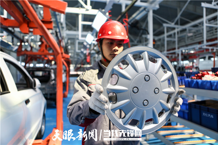338350-3月8日，万山区万仁新能源汽车生产车间，工人正在组装汽车。刘青 摄.JPG