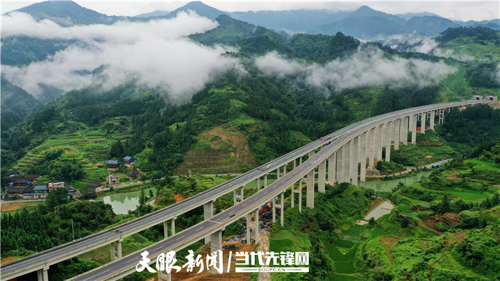 榕江县忠诚镇境内拍摄的剑榕高速公路平比大桥。李长华 摄（贵州图片库 发).JPG