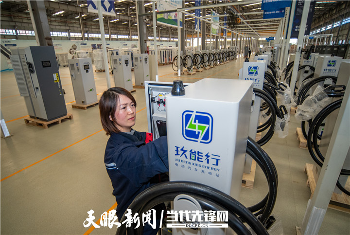 2021年3月23日，在贵州省贵阳市贵阳经开区，玖行能源科技有限责任公司生产车间的工作人员在做一体式直流充电桩产品检测。贵州日报天眼新闻记者-盛亚亿.jpg
