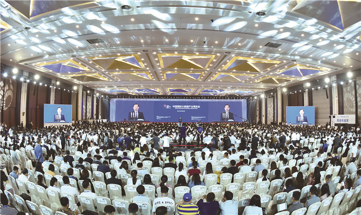 01 数博会是我国第一个国家级大数据产业国际博览会，迄今已举办五届。图为2019中国国际大数据产业博览会开幕式现场。.jpg