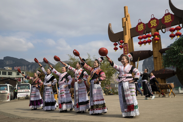 2022年2月23日，乌江源百里画廊贵州省黔西市新仁苗族乡化屋村码头广场，村民为游客表演苗族歌舞。