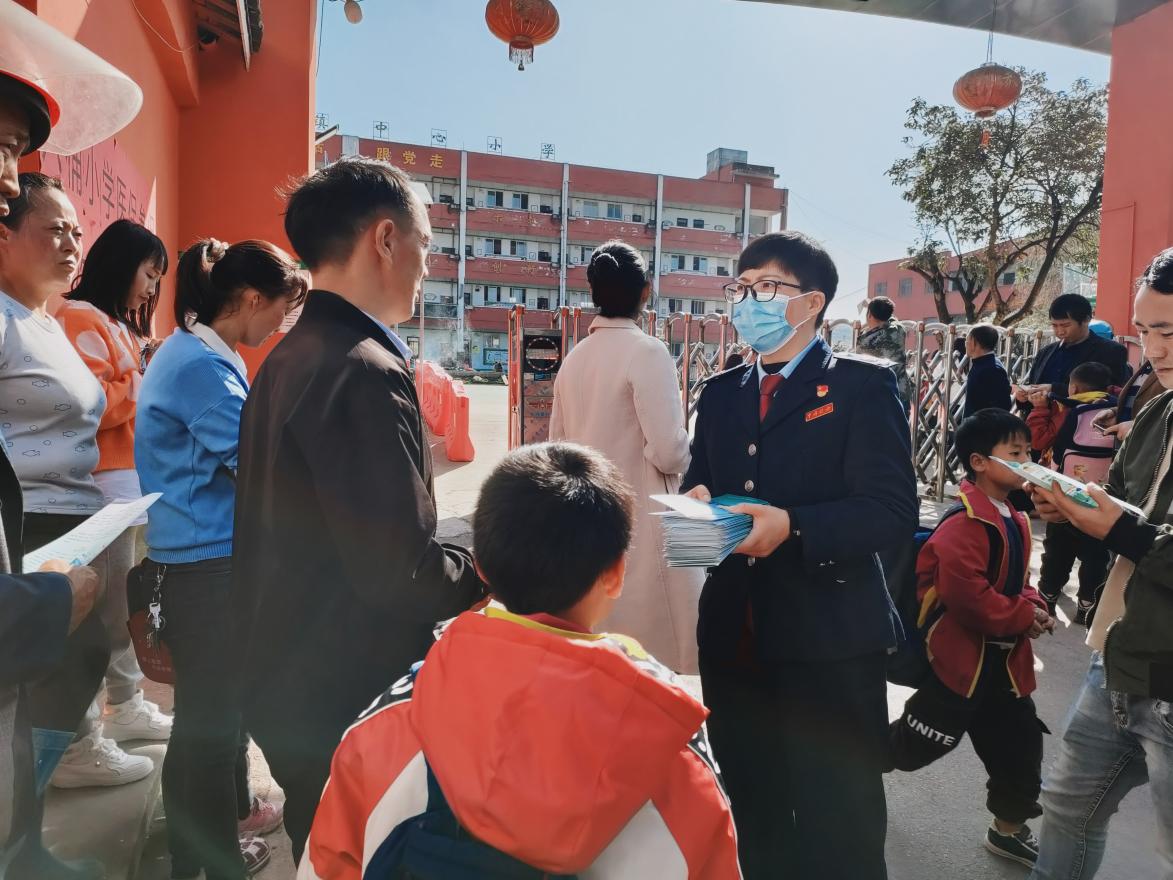修文县税务局开展“医保服务进校园”宣传活动