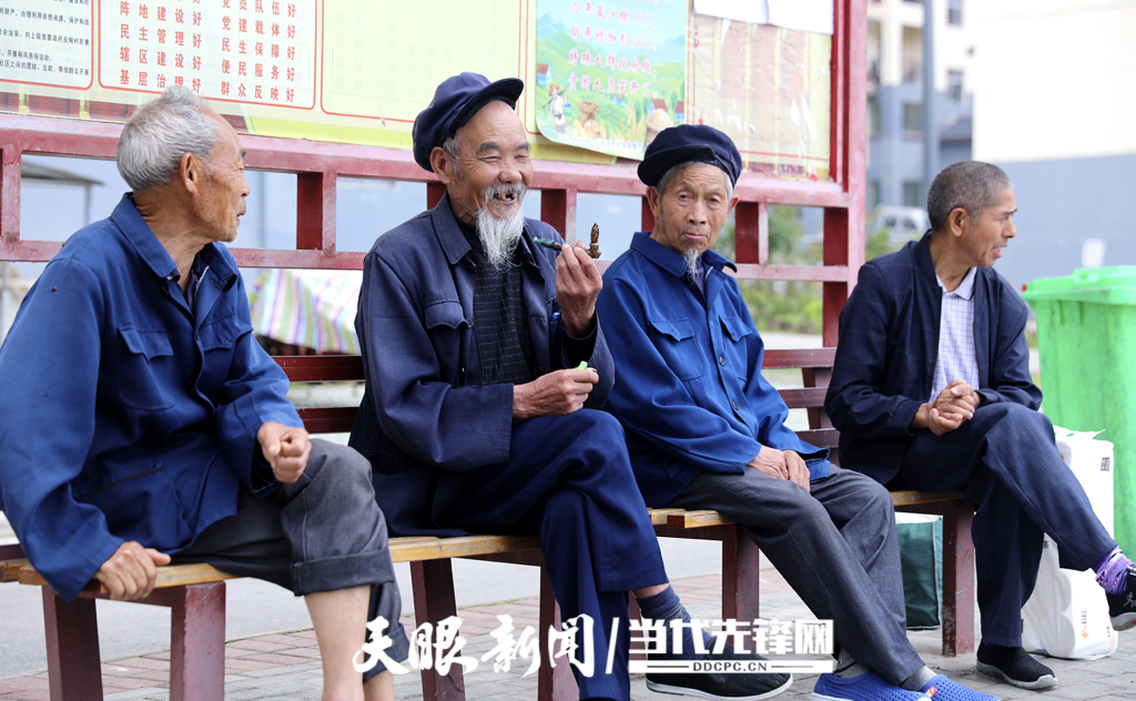 图为：在南官营搬迁安置区广场休憩的老人们幸福写在脸上 李艳_Watermarked_1.png