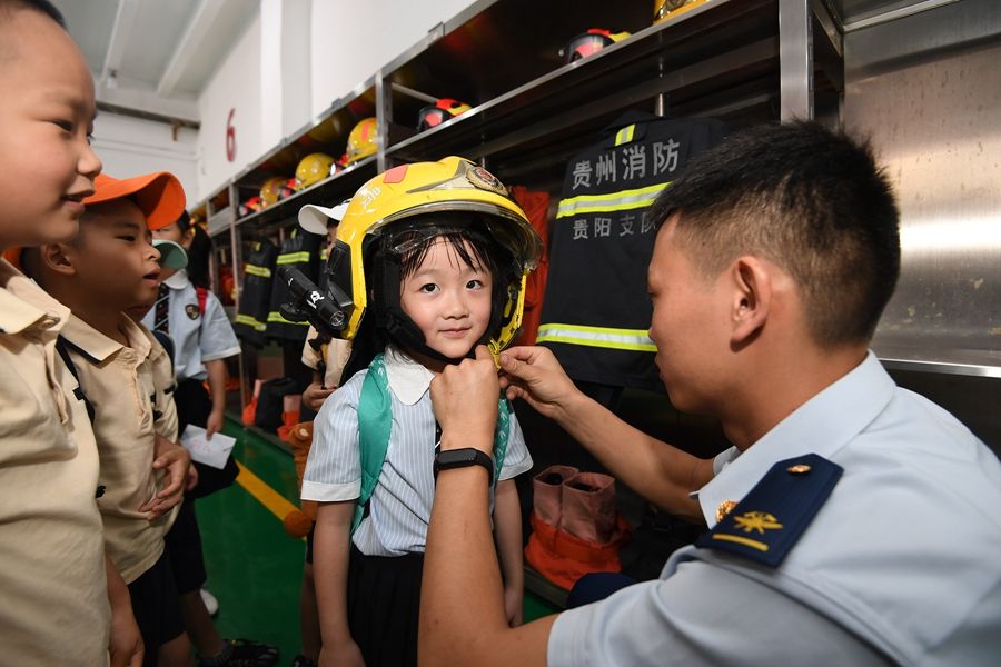 贵阳：萌娃学消防 安全伴成长