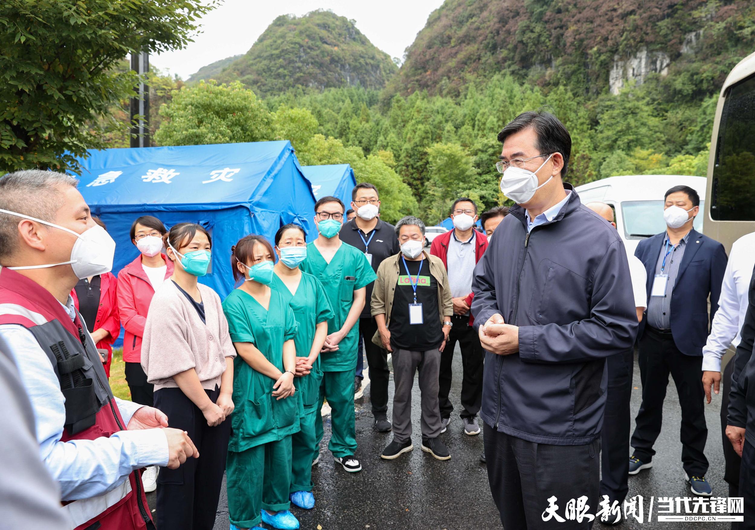 WEN_0684---李炳军在织金县移动方舱核酸检测点，看望慰问重庆市支援我省核酸检测医护人员。闻双摄.jpg