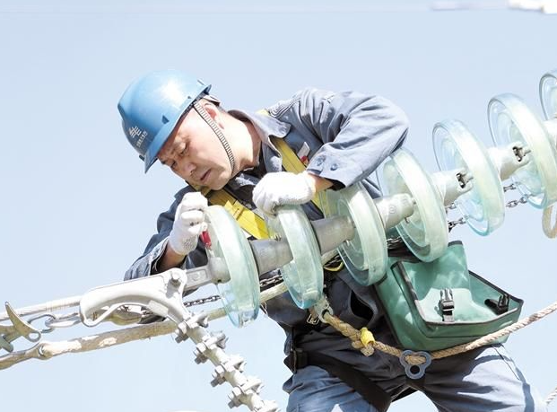 【海报】二十大代表风采⑤ | 龙福刚：用匠心守护万家灯火